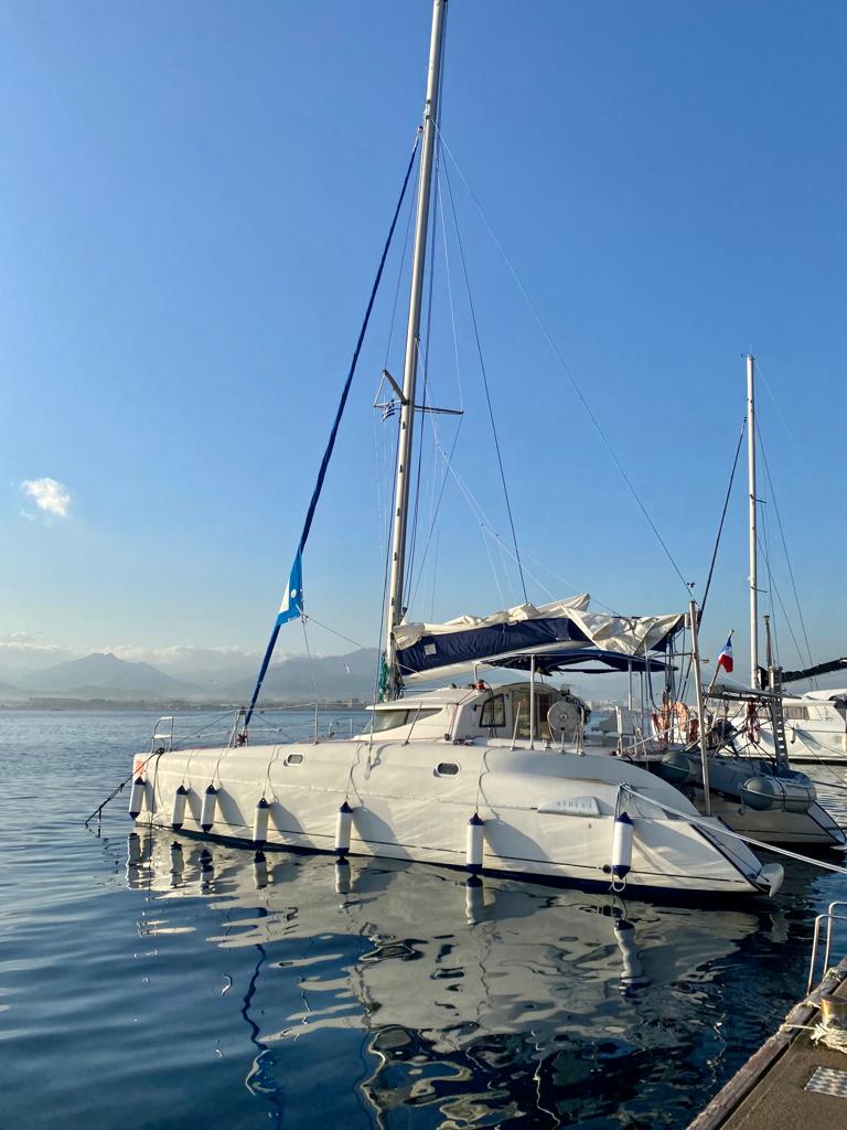 Island Breeze Liveaboard in dock